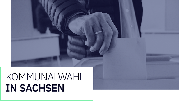 Wähler wirft Wahlumschlag in eine Wahlurne.