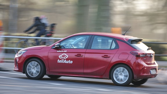 Ein Auto des Car-Sharing-Anbieters Teilauto fährt während des Warnstreiks im ÖPNV durch Leipzig.