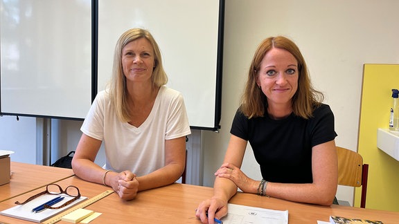 Zwei Frauen im Wahllokal