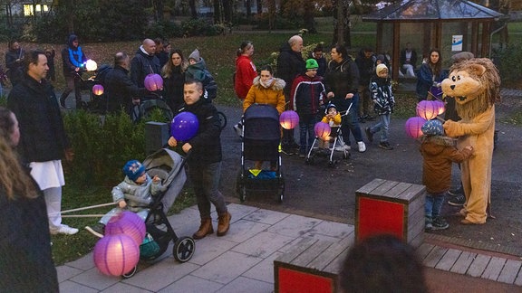 Am 17. November, dem Weltfrühchentag, treffen sich ehemalige Frühchen und deren Familien wieder mit Ärztinnen und Pflegenden zum Laternenumzug am Universitätsklinikum Leipzig.s 