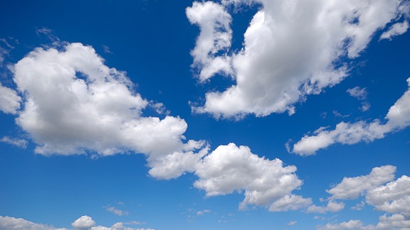 Weiße Wolken vor blauem Himmel