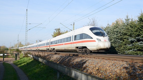 ICE-Zug mit Neigetechnik der Deutschen Bahn bei Dresden