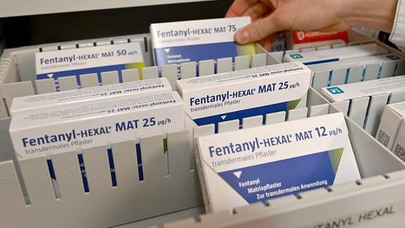 Pflaster mit dem Wirkstoff Fentanyl sind in einer Schublade zu sehen.