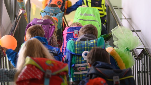 Grundschüler einer ersten Klasse der Regenbogenschule begeben sich an ihrem ersten Schultag durchs Treppenhaus der Schule in ihr Klassenzimmer..