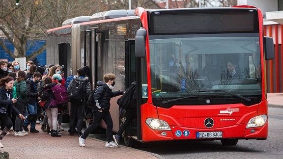 Schüler nach dem Unterricht auf dem Weg zum Schulbus