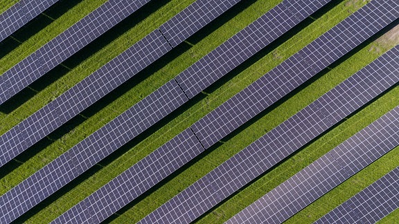 Eine Photovoltaik-Freiflächenanlage (PV-Park) vor dem Kraftwerk Boxberg.