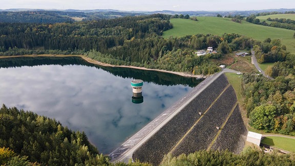 Der Wasserentnahmeturm im Stausee Lichtenberg