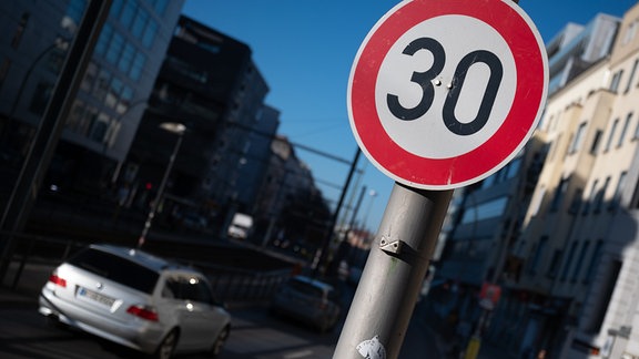 Ein Verkehrsschild mit der Aufschrift «30» auf der Torstraße weist darauf hin, dass hier nur mit maximal 30 km/h gefahren werden darf.