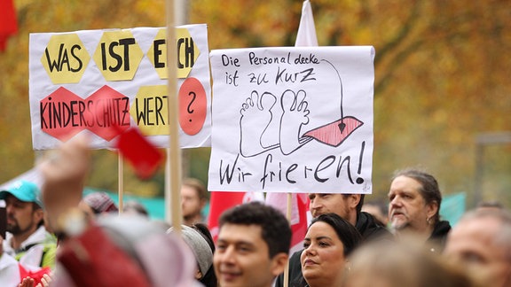 Beschäftigte des öffentlichen Dienstes demonstrieren in Hamburg für eine Erhöhung ihrer Löhne