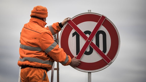 Ein Verkehrsschild mit der Tempobegrenzung auf 130 km/h wird mit einem Kreuz abgehangen.