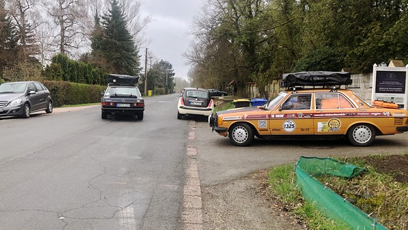 Zwei für Offroad-Reisen vorbereitete Autos fahren los.