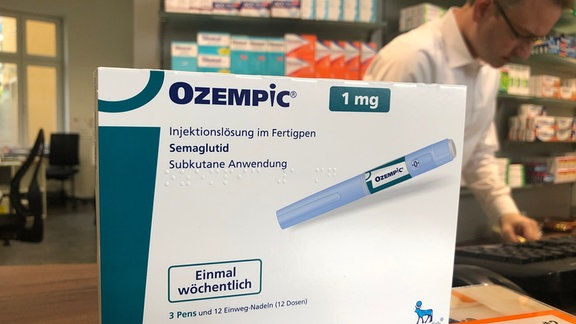 Eine Packung mit Abnehmspritzen der Marke Ozempic steht auf einem Tisch in einer Apotheke.