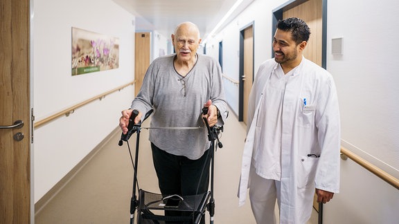 José Jiménez, Arzt an der Geriatrischen Fachklinik Rheinhessen-Nahe, spricht 2023 mit einem Patienten auf der Station.