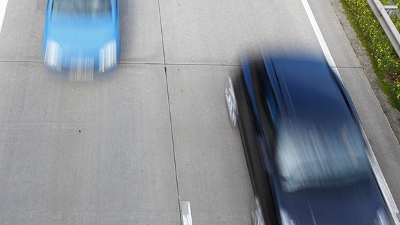 Autos auf einer Autobahn.