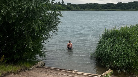 Schwimmende Person in der Kiesgrube Leubingen.