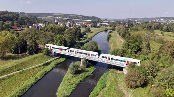 Ausbau Bahnstrecke: Eine Regionalbahn fährt über eine Brücke der Weißen Elster