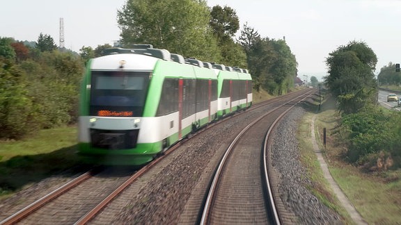 Ausbau Bahnstrecke: Eine Regionalbahn auf einem zweigleisigen