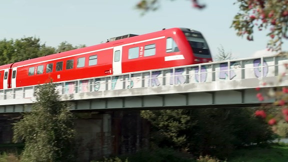 Ausbau Bahnstrecke: Ein Regionalexpress auf einer Brücke