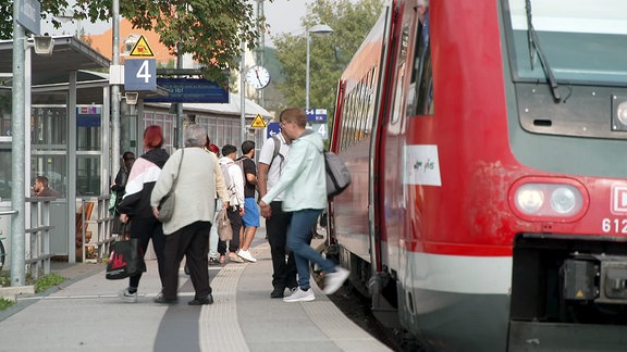 Ausbau Bahnstrecke: Menschen steigen im Bahnhof Jena-Göschwitz aus einem Regionalexpress