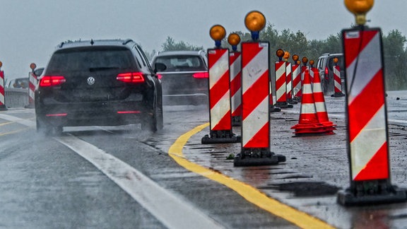 Behinderungen auf der Autobahn. Viele Fahrzeuge , Regen und eine Baustelle behinderten einen flüssigen Verkehr auf der A8 München