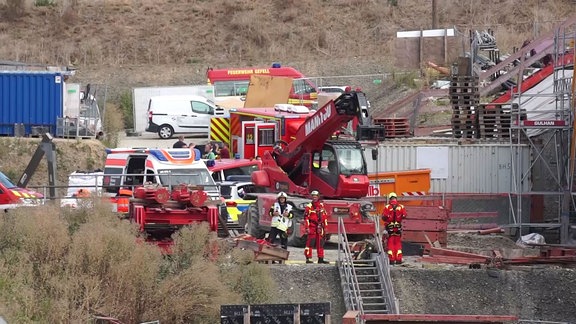 An der Bleilochtalsperre in Thüringen ist ein Baukran auf einer Brücke umgestürzt. Teile des Krans liegen im Wasser. Die Baustelle befindet sich auf einer Brücke der B90, die über die Bleilochtalsperre nahe Bad Lobenstein (Saale-Orla-Kreis) führt.  