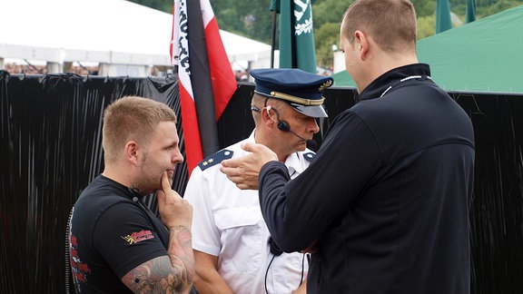 Anmelder Tommy Frenck im Gespräch mit der Polizei