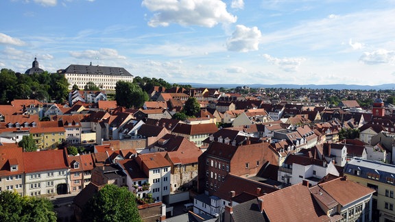 Blick auf Gotha. Auf einem Berg über der Stadt steht das Schloss Friedenstein