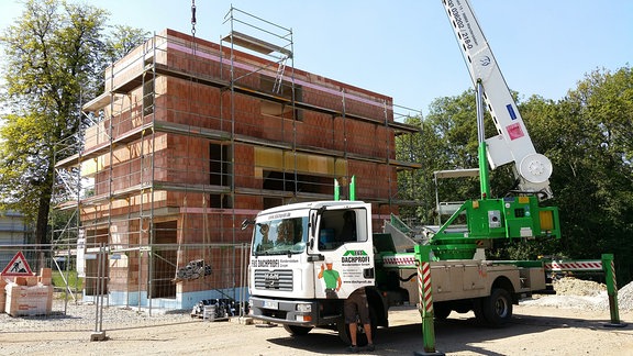 Ein Haus-Rohbau mit einem LKW davor