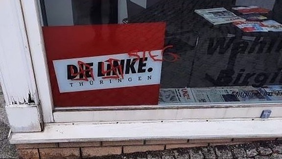 Hakenkreuze und die Aufschrift «Sieg» sind auf das Wahlkreisbüro von Thüringens Landtagspräsidentin Birgit Pommer (Linke) geschmiert.