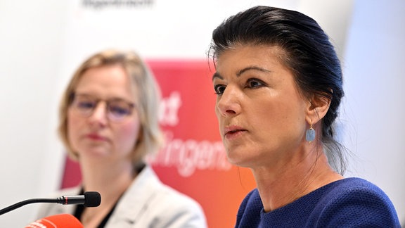 Sahra Wagenknecht und Katja Wolf bei PK in Erfurt