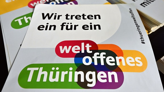 "Weltoffenes Thüringen" steht auf dem Plakat während einer Pressekonferenz der Initiative "Weltoffenes Thüringen". Thüringer Akteure aus Kultur, Wirtschaft und dem Bildungsbereich haben sich zu einem Bündnis zusammengefunden, um vor den Wahlen für eine vielfältige Gesellschaft zu werben.