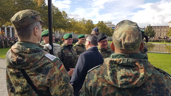 Hessens Ministerpräsident Boris Rhein (CDU) gratuliert neu vereidigten Reservistinnen und Reservisten der Bundeswehr.