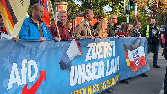 Menschen bei einer AFD Demonstration