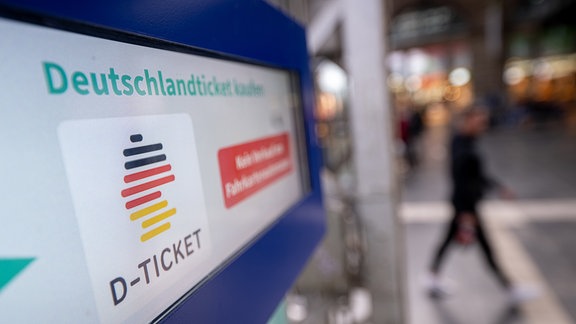 Ein Hinweis für das Deutschlandticket in einem Bahnhof