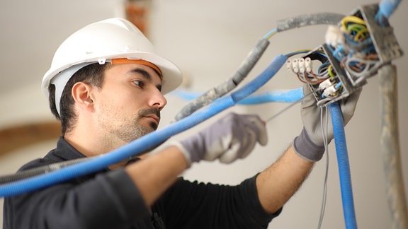 Elektriker bei der Installation einer elektrischen Anlage.