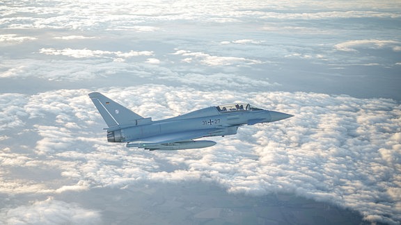 Ein Eurofighter-Jet der Luftwaffe im Flug.