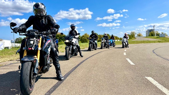 Menschen auf Motorrädern