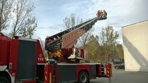 Feuerleute auf einer Drehleiter