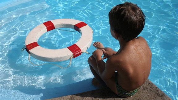 Kind mit Rettungsring am Pool