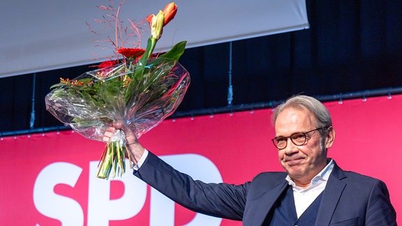 Georg Maier reagiert beim Landesparteitag der SPD Thüringen in der Stadthalle auf seine Wiederwahl als Landesparteivorsitzender.