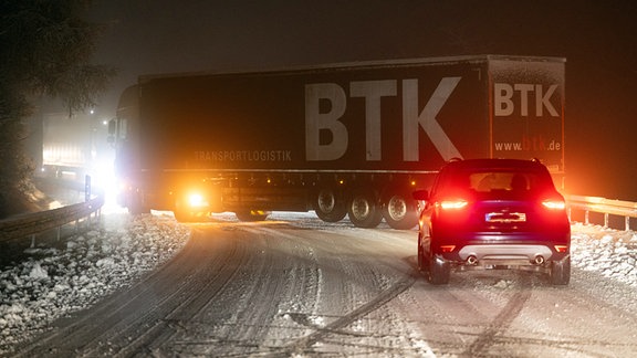 Bei Winterwetter und Glätte hat sich ein Lkw auf der Straße quer gestellt