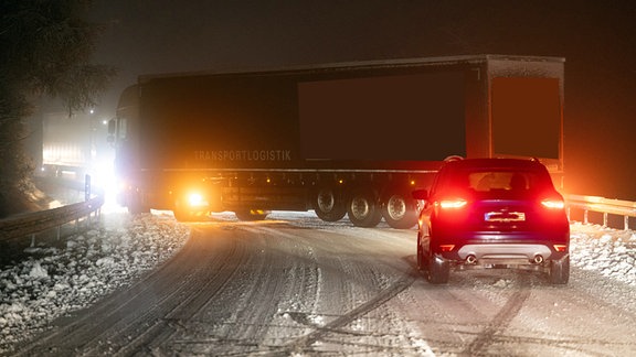 Bei Winterwetter und Glätte hat sich ein Lkw auf der Straße quer gestellt