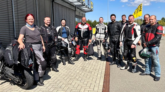 Menschen in Motorradkleidung