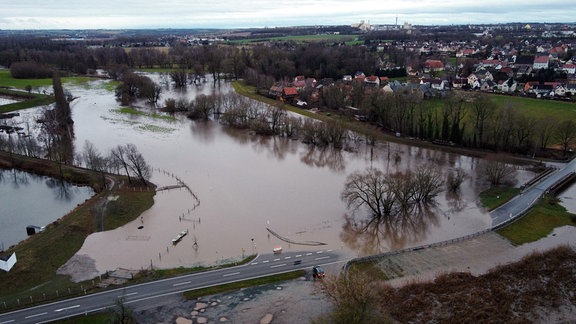 Der Fluss Pleiße nahe Windischleuba ist über die Ufer getreten.