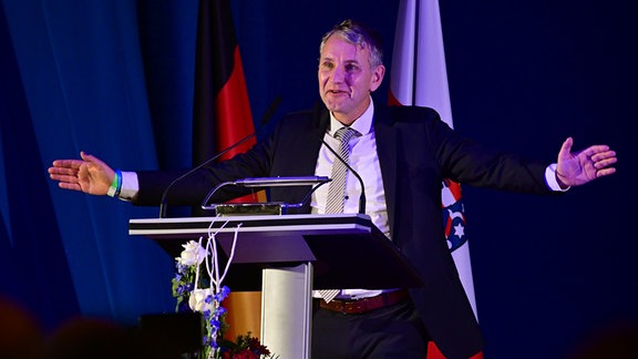 Björn Höcke, AfD-Landeschef, steht im Saal des Hotel Pfiffelburg während der Landeswahlversammlung der AfD auf der Bühne.