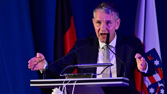 Björn Höcke, AfD-Landeschef, steht im Saal des Hotel Pfiffelburg während der Landeswahlversammlung der AfD auf der Bühne.