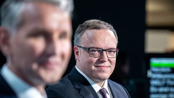 Björn Höcke (AfD, l) und Mario Voigt (CDU, r), Spitzenkandidaten für die Landtagswahl in Thüringen, stehen beim TV-Duell bei Welt TV.