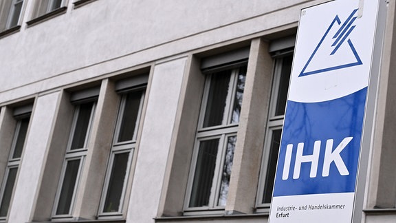 «IHK» steht auf dem Schild vor einem Haus der Industrie- und Handelskammer