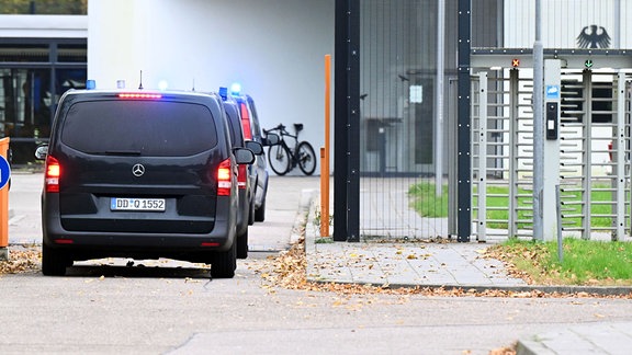 Fahrzeuge mit Blaulicht fahren in den Bundesgerichtshof (BGH). Am 08.11.2024 wurde in Thüringen ein mutmaßlicher Rädelsführer aus der linksextremen Szene festgenommen worden. Am 09.11.2024 soll die Haftprüfung beim BGH stattfinden.