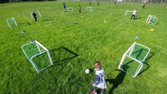 Fußballer der Altersklasse U-10 vom SV Loschwitz trainieren auf dem Spielfeld in großen Abständen.